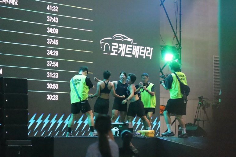 렉스트림 기록판 앞의 팀