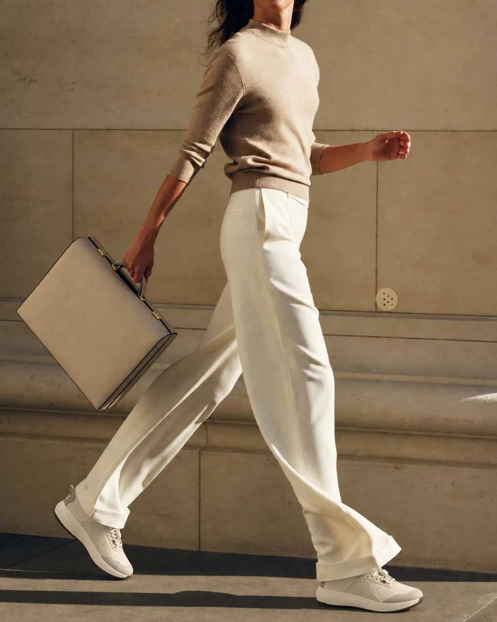 BR-001 Sand Beige indossate camminando