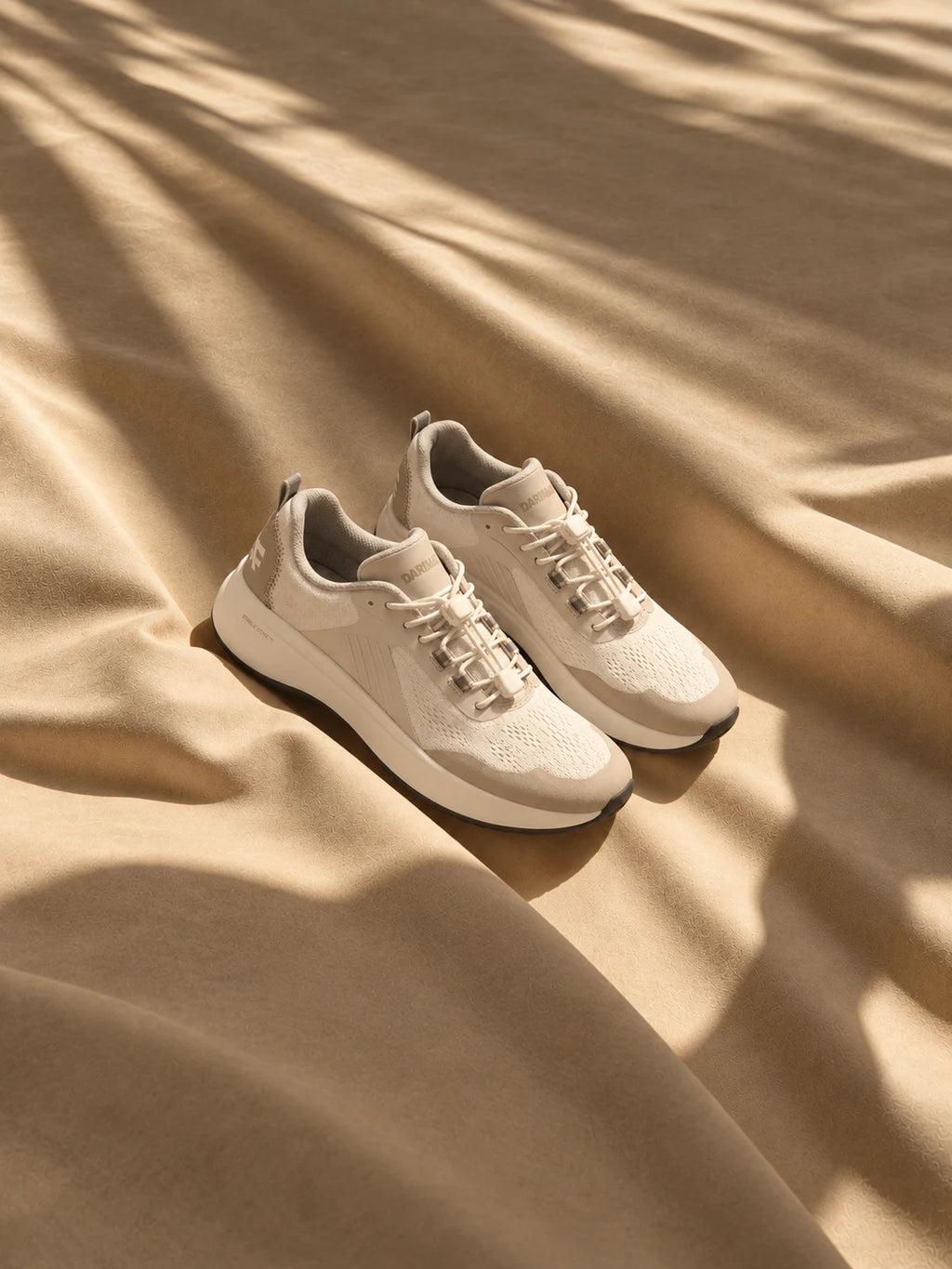 BR-001 Sand Beige — 베이지 천 위의 샌드베이지 한 켤레