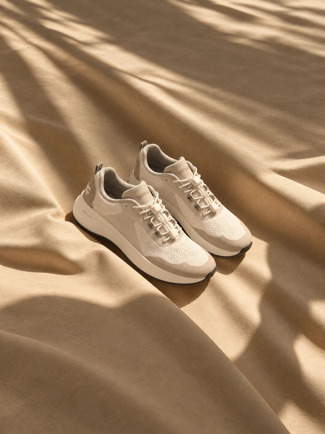 BR-001 Sand Beige — 베이지 천 위의 샌드베이지 한 켤레
