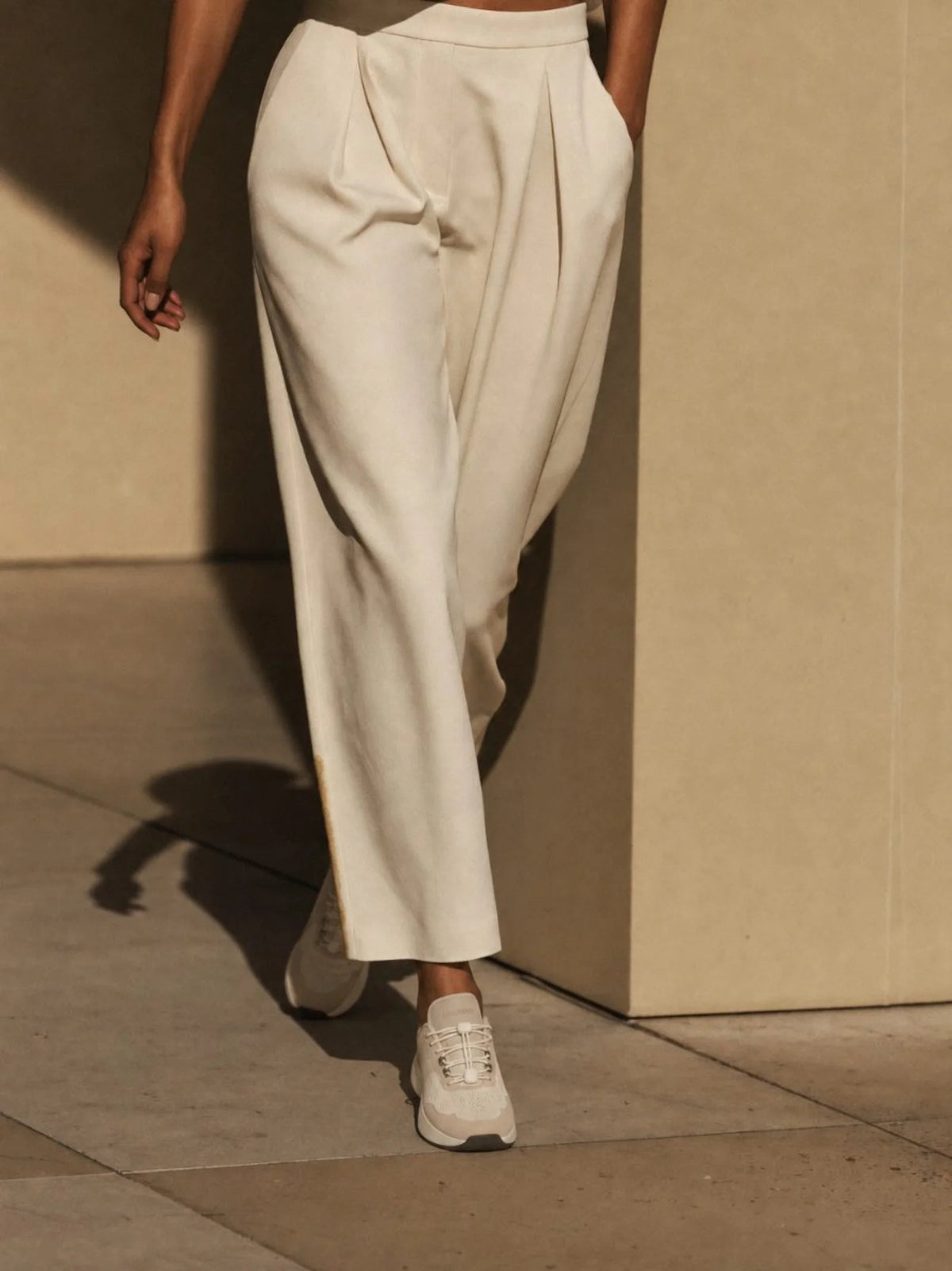 BR-001 Sand Beige indossate · in piedi